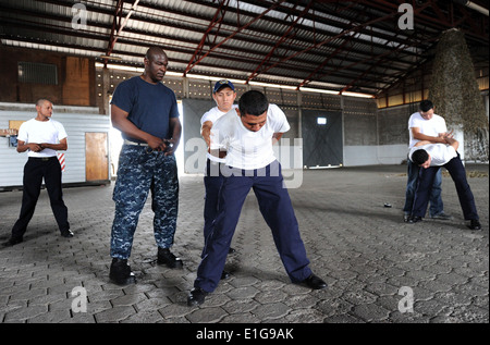 110316-N-EC642-047 - SAN LORENZO, Honduras (16. März 2011) Lt. j.g. Larron D. White, ein Sicherheits-Training-Team auf b zugeordnet Stockfoto