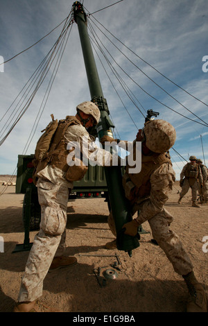 US-Marines mit Hauptsitz und Service Company, 3. Bataillon, 4. Marine Regiment, (3/4) Einrichten einer Antenne während Mojave V Stockfoto