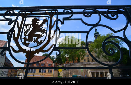 Sonderhausen, Deutschland. 3. Juni 2014. Sondershausen Palace (R) und das historische Rathaus in Sonderhausen, Deutschland, 3. Juni 2014. Die Thüringer Burg Tage Festival statt findet zum ersten Mal mit zwölf Schlösser und Burgen am Pfingstwochenende. Foto: MARTIN SCHUTT/Dpa/Alamy Live News Stockfoto