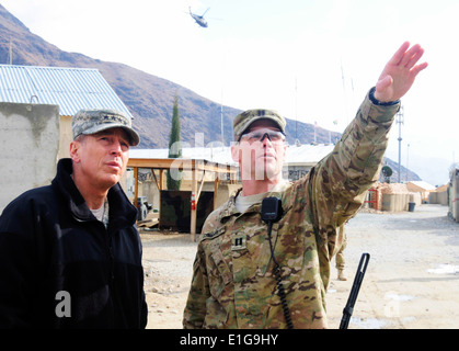 US Army Captain Garrett Gingrich, Recht, der Kommandant der Charlie Kompanie, 1. Bataillon, Infanterie-Regiment 133., zeigt gen Da Stockfoto