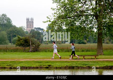 Läufer an der Themse mit Magdalen College Turm hinter Oxford, UK Stockfoto