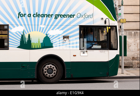 Elektro-Hybrid-Bus, High Street, Oxford, UK Stockfoto