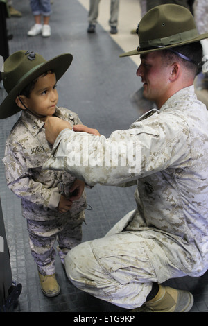 U. S. Marine Corps Sergeant Daniel Mullis, eine Treffsicherheit Training Course Instructor bei den einzelnen simuliert Treffsicherheit Zug Stockfoto