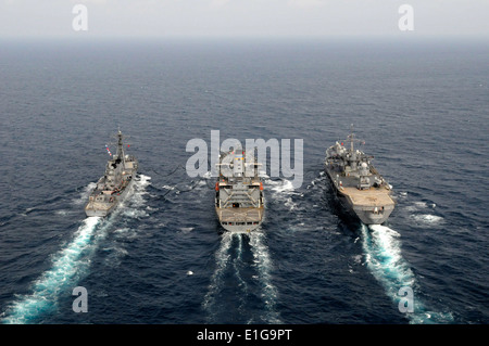 110218-N-SP676-387 PACIFIC OCEAN (17. Februar 2011)--USS Mustin (DDG-89), links, USNS Tippecanoe (T-AO 199) und 7. Flotte Komma Stockfoto