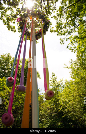 Ein Maibaum mit Bändern in der Mittagssonne Stockfoto