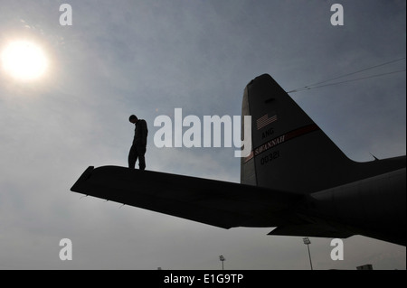 Airman 1st Class Slade Hall, 455. Expeditionary Aircraft Maintenance Squadron Crewchief, prüft die Höhenleitwerk o Stockfoto