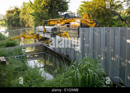 Undichte Bank Kanal repariert. Oxfordshire, England Stockfoto