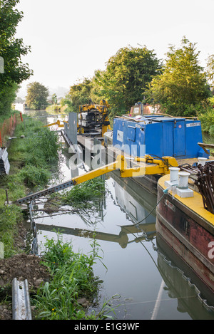 Undichte Bank Kanal repariert. Oxfordshire, England Stockfoto