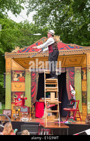 Schausteller erklingt in eine nostalgische Vintage Show unterwegs. Wiltshire, England Stockfoto