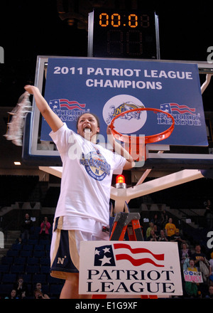 United States Naval Academy Garde Angela Myers verkürzt sich das Netz nach den Turniersieg Patriot League Championship Games an Annapo Stockfoto