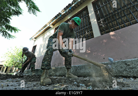 US Marine Equipment Operator 3. Klasse John Guillen-Agudero, Naval Mobile Bau-Bataillon 28 und Marine ADR zugewiesen Stockfoto