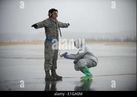 US Air Force Senior Airman Daniel Burdick, richtig, mit der 18. Staffel Aerospace Medicine, scannt Staff Sgt Aaron Wermy, als Stockfoto