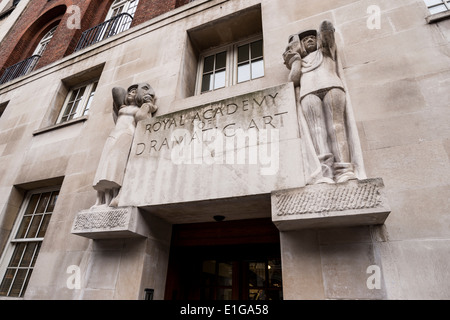 Der Haupteingang zum RADA (Royal Academy of Dramatic Art) auf Gower Street, London, UK Stockfoto