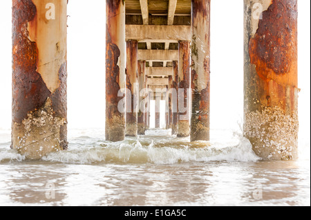 Rost und Seepocken zeigen den Charakter von St. Augustine Beach Pier auf Anastasia Insel in St. Augustine, Florida, USA. Stockfoto