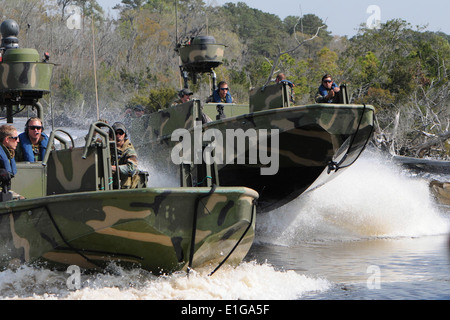 Matrosen Riverine Staffel 3 und Marines von Royal niederländischen Marine Korps zugewiesen führen eine richtige Echelon-Manöver in Stockfoto