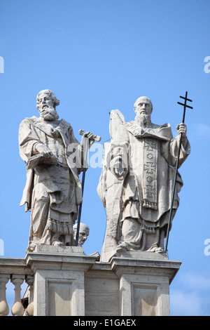 Einige Heiligenstatuen auf der Oberseite Lateranbasilika San Giovanni Fassade. Rom, Italien Stockfoto