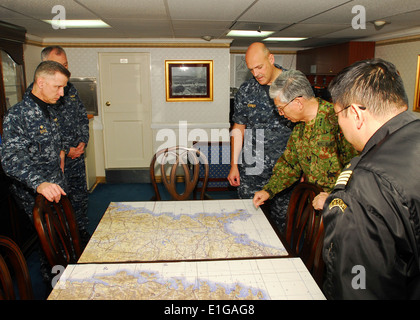 110331-N-SB672-046. Pazifischen Ozean 31. März 2011)--Generalleutnant Eiji Kimizuka, Kommandierender general der gemeinsamen Task Force Touhoku, Stu Stockfoto