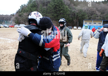 U.S. Navy Chief Naval Air Crewman Steven Sinclair, links, für Hubschrauber Anti-Submarine Squadron (HS) 4, derzeit EMBA Stockfoto