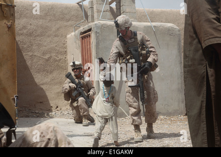 U.S. Marine Corps Lance Cpl. Joshua Misiewicz mit 3rd Platoon, Alpha Company, 1. Bataillon, 5. Marines, Regimental Combat Te Stockfoto