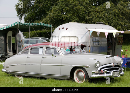 Hudson Hornet geparkt neben Air Stream Anhänger auf einem Vintage-Campingplatz in England UK Stockfoto