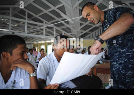 U.S. Navy Lt. Mike Kavanaugh, Recht, spricht mit Studenten über Mücken, die Infektionskrankheiten während einer Gemeinschaft Serv tragen Stockfoto