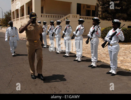 110421-N-HI707-189: DAKAR, Senegal (21. April 2011) - CMdR Darryl Brown, Kommandierender Offizier der geführte Raketen Fregatte USS Stockfoto