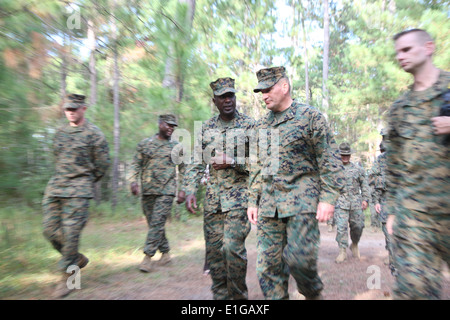 Sgt. Major des Marine Corps Carlton Kent, links, und Major General Frederick Padilla, den kommandierenden General der Marine Corps Aktivit Stockfoto