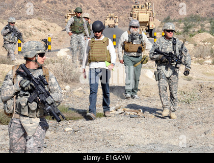 US Army Spc. Christopher Gearhart, links, zugeordnet der Nuristan Provincial Reconstruction Team Sicherheitstruppe, führt Mitglied Stockfoto