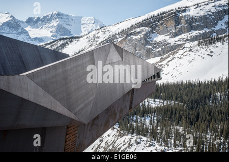 Die Marke New (Mai 2014) Gletscher Skywalk Aussichtsplattform 918 Füße über dem Tal Boden.  Jasper, Alberta. Kanada Stockfoto