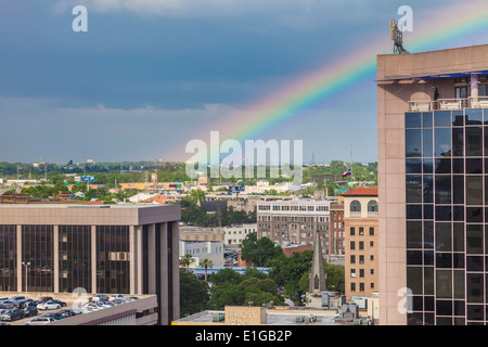 Regenbogen über der Innenstadt von San Antonio Stockfoto