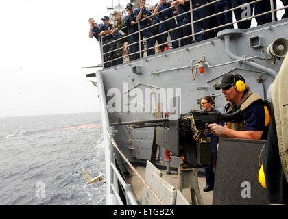 Country-Musik-Entertainer Toby Keith, Recht, feuert eine Zwilling montierte 50-Kaliber Maschinengewehr als US-Marine Sonar Techniker 3. Clas Stockfoto