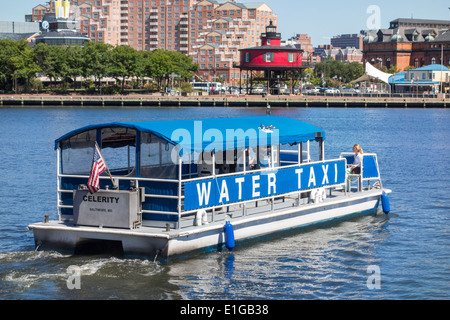 Baltimore-Wasser-Taxi-Ponton-Boot Schnelligkeit und sieben Fuß Knoll Leuchtturm Teil des Schifffahrtsmuseums Inner Harbor Stockfoto