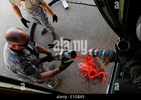 US Air Force Senior Master Sergeant Robert Barry, 146. Aircraft Maintenance Squadron, California Air National Guard, trennt Stockfoto