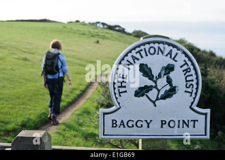 Ein Wanderer auf dem South West Coastal Weg in Baggy-Punkt in der Nähe von Croyde in Nord-Devon. Stockfoto