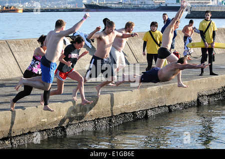 Teilnehmer an der jährlichen Eisbär Challenge am Commander, Flotte Aktivitäten in Yokosuka, Japan, springen in Green Bay Marina o Stockfoto