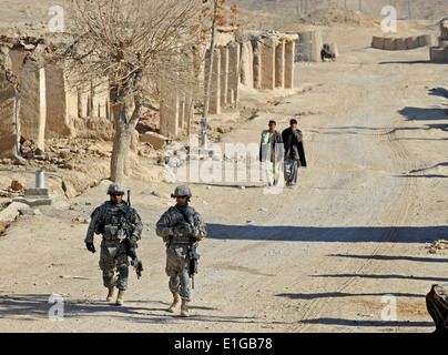 US Armee Sgt. Johnny Hoyos, links, und Air Force Senior Airman Aaron Royston patrouillieren eine Straße während einer Schura im Stadtteil Mizan Stockfoto