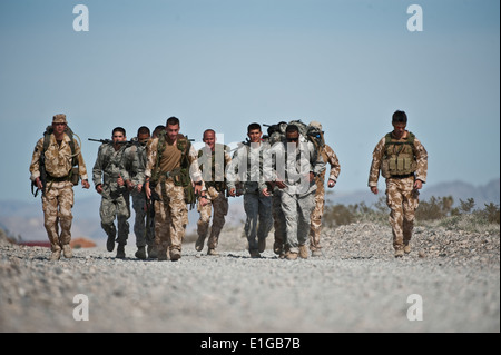 US-Flieger aus 822nd Basis Verteidigung Geschwader, 820th Base Defense Group (BDG) und British Royal Air Force (RAF) Flieger aus Stockfoto