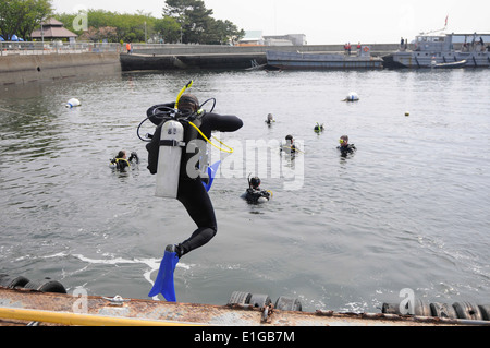 110430-N-MU720-038 YOKOSUKA, Japan (30. April 2011) Oberstleutnant Oliver Washington, Kaplan, US Army Japan zugewiesen springt ich Stockfoto