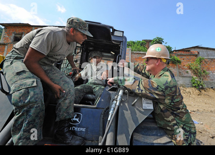 US Marine Equipment Operator 1. Klasse Jimmy Peterson, Recht, zugewiesene Naval Mobile Bau-Bataillon 28 Detail Bravo, Stockfoto