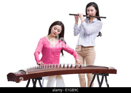 Junge Frauen spielen traditionelle chinesische Musikinstrumente Stockfoto