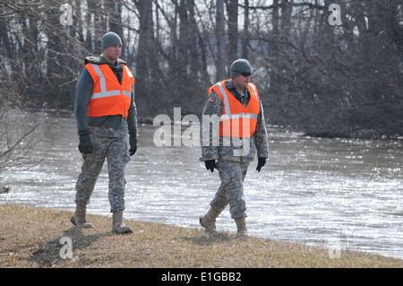 US Armee Sgt. Jordan Osowski, rechts, und Spc. Jacob Weible, beide mit 1. Bataillon, 188. Luft-Verteidigung-Artillerie-Regiment, pat Stockfoto