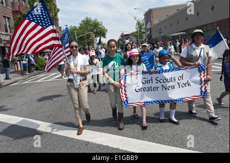 Pfadfinderin Truppe marschiert in The Kings County Memorial Day Parade in der Bay Ridge Abschnitt von Brooklyn, NY, 26. Mai 2014. Stockfoto