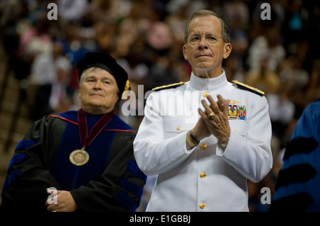 110430-N-TT977-182 Marine Admiral Mike Mullen, Vorsitzender der Joint Chiefs Of Staff und der Florida State University Präsident Dr. Eric Stockfoto