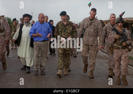 Haji Manaf Khan, Distrikt-Governor des Regional Command (Southwe Nawah, britische Armee Brigadier Nicholas Welch, stellvertretender Befehlshaber Stockfoto