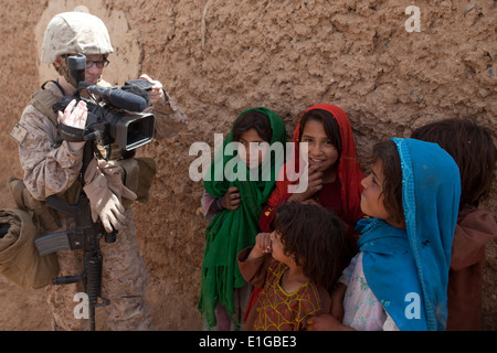 U.S. Marine Lance Cpl. Jessica Birk, Bekämpfung der Videofilmer mit II Marine Expeditionary Force (FWD) nimmt eine Gruppe von kichernden l Stockfoto