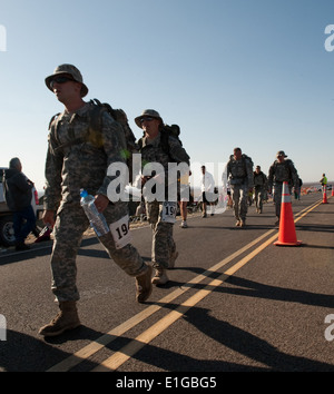 US Armee Sgt. Joshua Chenault, Captain Andrew Miller, Sgt. Tyson Waldron und Major Gary Blagburn gehen vorbei an die acht-Meile Punkt o Stockfoto