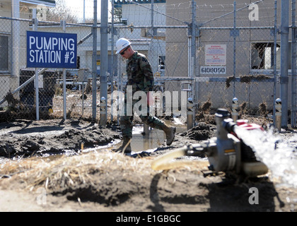 US Navy Chief Builder Billy Knox, ein Seabee zugewiesen, Naval Einrichtungen Engineering Command Fernost, Umfragen eine beschädigte Kraftstoff Stockfoto