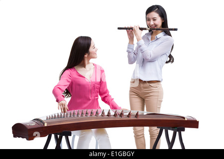 Junge Frauen spielen traditionelle chinesische Musikinstrumente Stockfoto