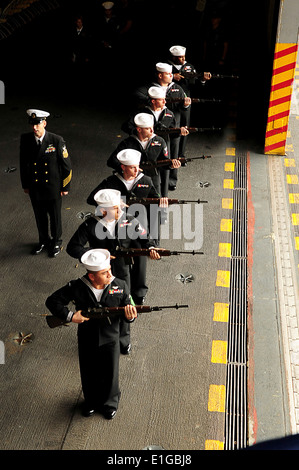 US-Segler mit einem Ehren-Detail führen einen Gewehr Volley während einer Trauerfeier an Bord des Flugzeugträgers USS Enterprise ( Stockfoto