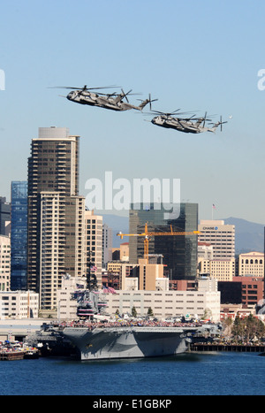 Eine Formation von US Navy CH-53 Super Stallion-Hubschrauber fliegen vorbei an der Flugzeugträger USS Midway Museum während der Centennial Stockfoto